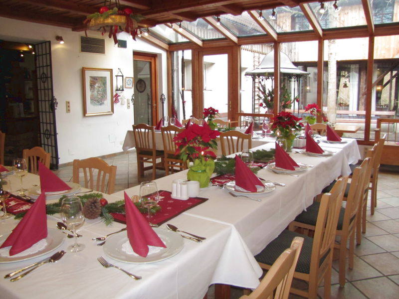 Datei:Steinschaler Hof weihnachtlich gedeckt.jpg