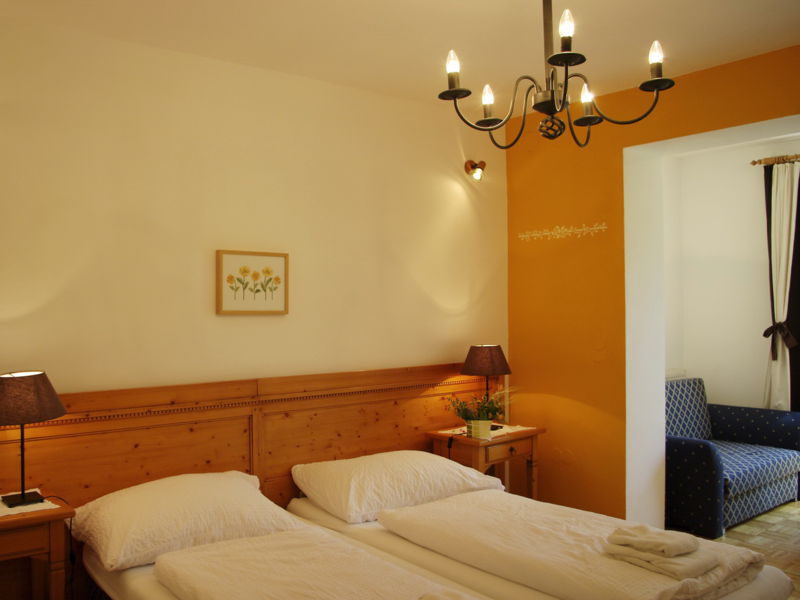 Datei:Zimmer 102 Südgarten.jpg