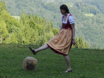 Johanna beim Zusammenräumen